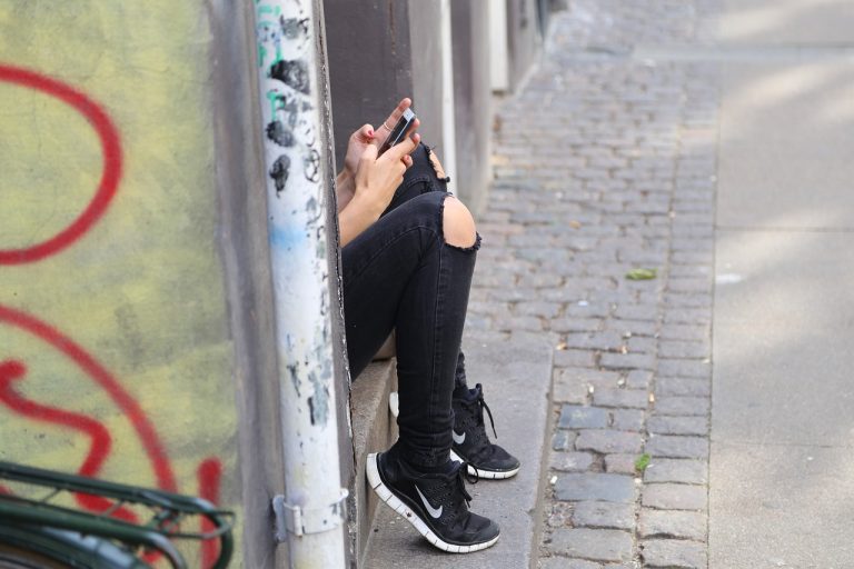 29052023-girl-518517_1280